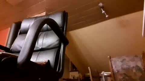 Snapshot of pointman72 chatting on 10/19/25, 08:31 pointman72 online show from 10/19/25, 08:31