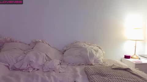 Snapshot of poison_girls chatting on 03/11/25, 01:45 Rose online show from 03/11/25, 01:45