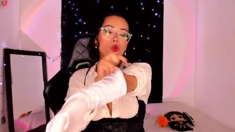 Willow                      Hours 12pm to 630pm Colombian time FRIDAY AND SUNDAY FREE DAYS online show from 01/27/25, 05:26