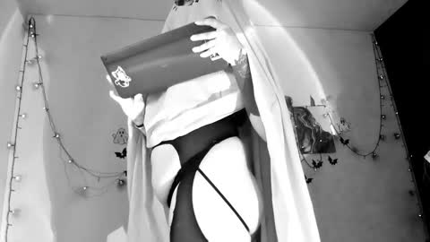 Willow                      Hours 12pm to 630pm Colombian time FRIDAY AND SUNDAY FREE DAYS online show from 10/09/25, 05:33