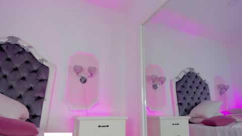 Snapshot of pollygrey_ chatting on 02/16/25, 04:42 Carolina online show from 02/16/25, 04:42