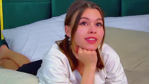 Snapshot of pollylanders chatting on 03/11/25, 04:32 Polly online show from 03/11/25, 04:32