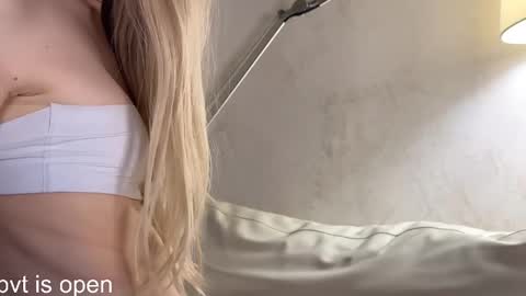 Snapshot of popshhhik chatting on 02/15/25, 06:23 Adele online show from 02/15/25, 06:23