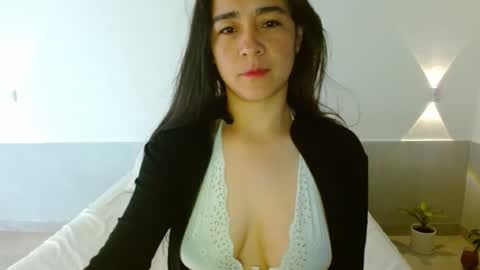 Snapshot of porcelainlux chatting on 11/19/25, 03:50 porcelainlux online show from 11/19/25, 03:50