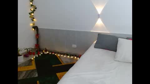 Snapshot of porcelainlux chatting on 12/22/25, 01:24 porcelainlux online show from 12/22/25, 01:24