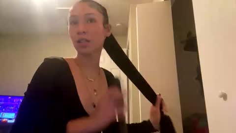 pr3ttynperla online show from 11/10/25, 10:31