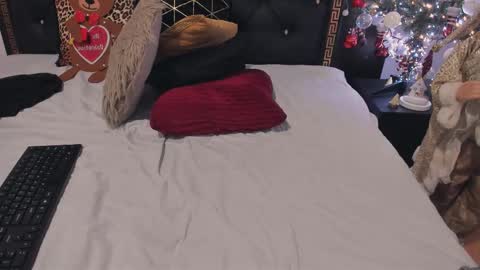 Ailyn online show from 12/20/25, 05:58