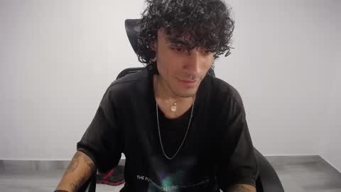 Snapshot of present_the_magic chatting on 03/07/25, 03:29 Plux online show from 03/07/25, 03:29