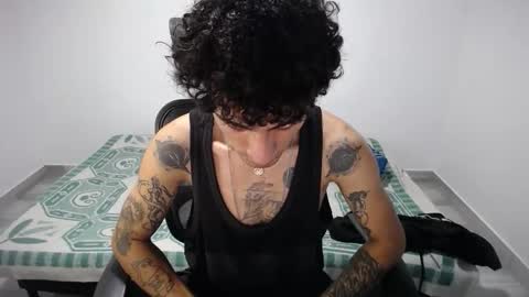 Snapshot of present_the_magic chatting on 10/22/25, 07:46 Plux online show from 10/22/25, 07:46