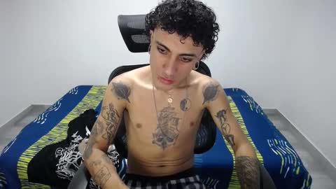 Snapshot of present_the_magic chatting on 10/23/25, 08:18 Plux online show from 10/23/25, 08:18