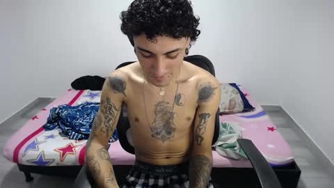 Snapshot of present_the_magic chatting on 10/29/25, 03:58 Plux online show from 10/29/25, 03:58