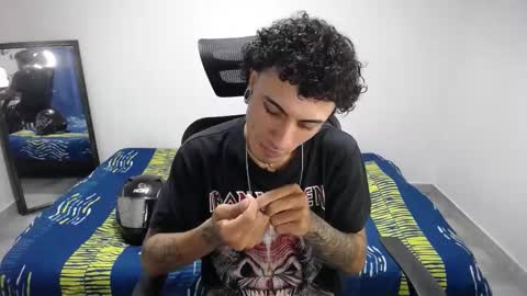 Snapshot of present_the_magic chatting on 10/31/25, 11:39 Plux online show from 10/31/25, 11:39