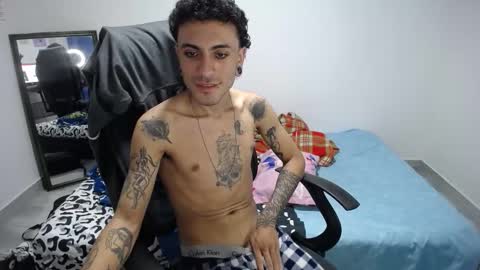 Snapshot of present_the_magic chatting on 12/01/25, 10:15 Plux online show from 12/01/25, 10:15