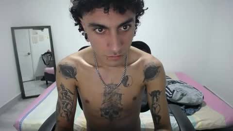 Snapshot of present_the_magic chatting on 04/16/26, 04:57 Plux online show from 04/16/26, 04:57