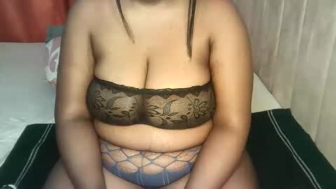 Snapshot of pretty_bums chatting on 11/06/25, 11:59 chichi online show from 11/06/25, 11:59