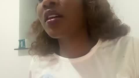 Snapshot of pretty_ellsie chatting on 09/19/25, 09:15 independent model online show from 09/19/25, 09:15