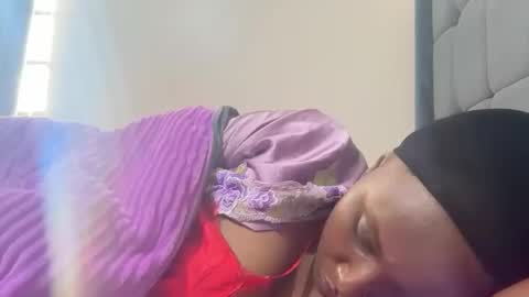 Snapshot of pretty_ellsie chatting on 09/23/25, 04:59 independent model online show from 09/23/25, 04:59