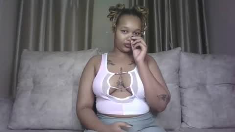 Snapshot of pretty_little_baibe chatting on 12/22/25, 12:18 Tracy online show from 12/22/25, 12:18