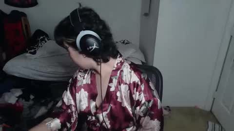 Snapshot of prettyandpeachy chatting on 12/14/25, 10:14 Mistress Mallad online show from 12/14/25, 10:14