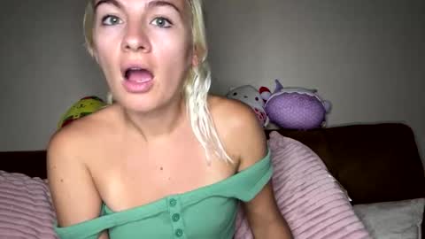 Snapshot of prettybabypetite chatting on 10/28/25, 02:37 Missy  Jack online show from 10/28/25, 02:37