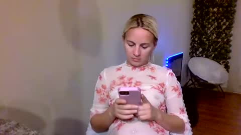 Snapshot of prettybabypetite chatting on 12/22/25, 07:00 Missy Jack online show from 12/22/25, 07:00