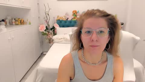 Snapshot of prettyblackeyes chatting on 01/13/26, 07:46 wilma online show from 01/13/26, 07:46