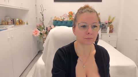 Snapshot of prettyblackeyes chatting on 02/16/26, 07:04 wilma online show from 02/16/26, 07:04