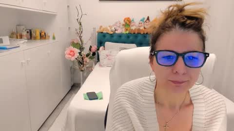 Snapshot of prettyblackeyes chatting on 02/24/26, 06:44 wilma online show from 02/24/26, 06:44