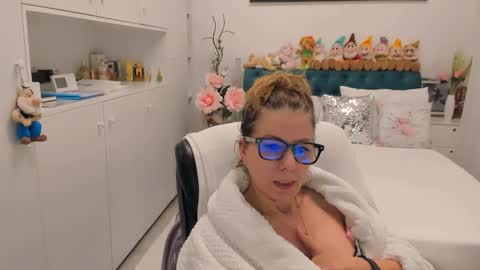 Snapshot of prettyblackeyes chatting on 02/26/26, 07:18 wilma online show from 02/26/26, 07:18