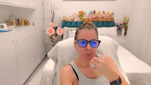 Snapshot of prettyblackeyes chatting on 02/26/26, 08:19 wilma online show from 02/26/26, 08:19