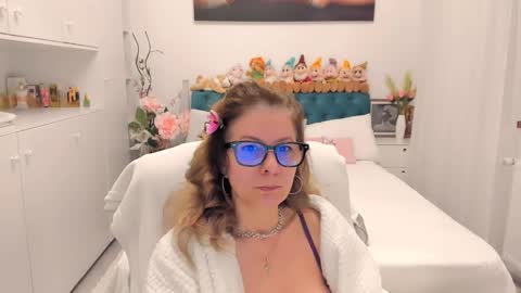 Snapshot of prettyblackeyes chatting on 03/23/26, 06:39 wilma online show from 03/23/26, 06:39