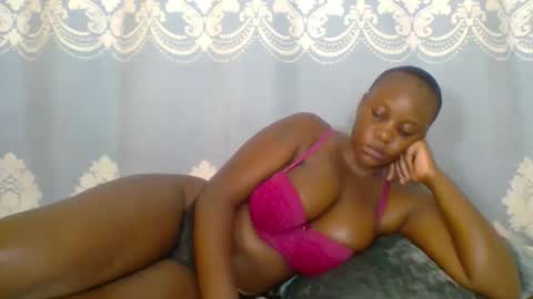 Snapshot of prettydarkskin002 chatting on 05/09/26, 10:09 SHANIA online show from 05/09/26, 10:09