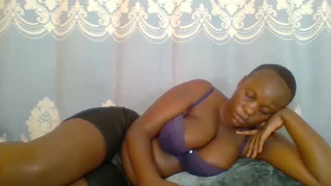 Snapshot of prettydarkskin002 chatting on 05/25/26, 10:32 SHANIA online show from 05/25/26, 10:32