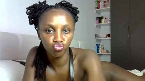 Snapshot of prettygee21 chatting on 02/04/26, 10:15 Pretty darkskin doll online show from 02/04/26, 10:15