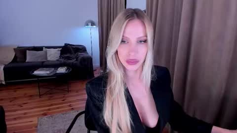 Snapshot of prettyk1ller chatting on 10/18/25, 11:49 Eva online show from 10/18/25, 11:49
