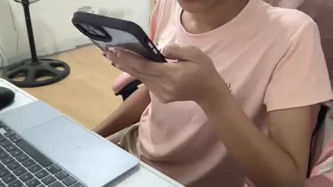 Snapshot of prettyph1 chatting on 01/08/25, 04:22 LYNDA online show from 01/08/25, 04:22