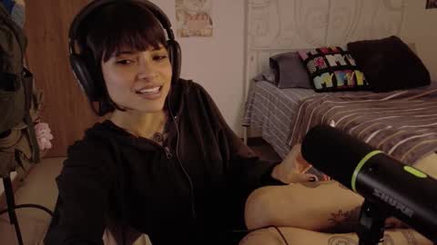 Snapshot of prettyrare chatting on 03/19/26, 12:36 Juli online show from 03/19/26, 12:36