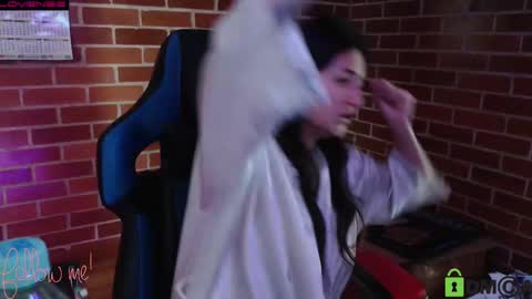 Snapshot of princesa_leia_zathur chatting on 02/20/25, 01:08 Leia online show from 02/20/25, 01:08