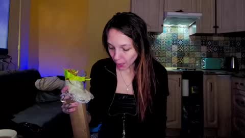 Snapshot of psyheya chatting on 03/04/25, 06:18 LUCY ----- online show from 03/04/25, 06:18