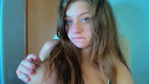 Snapshot of puff_witch chatting on 01/19/25, 05:28 Nayaa Nay 3 online show from 01/19/25, 05:28