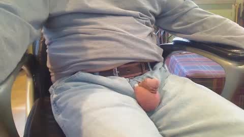 Snapshot of pulltoy1 chatting on 01/15/25, 04:11 pulltoy1 online show from 01/15/25, 04:11