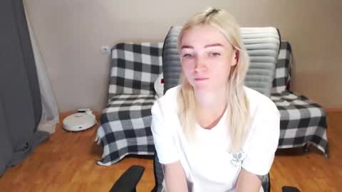 Snapshot of puma_ma chatting on 12/01/25, 01:27 Polly online show from 12/01/25, 01:27