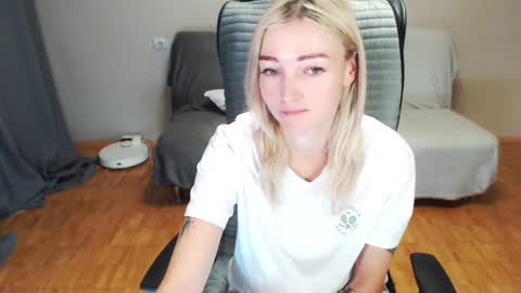 Snapshot of puma_ma chatting on 12/14/25, 04:51 Polly online show from 12/14/25, 04:51