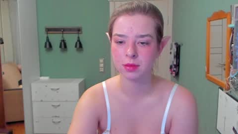 Snapshot of puoli chatting on 12/11/24, 03:47 Polly online show from 12/11/24, 03:47