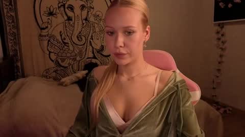 Snapshot of pureeangel chatting on 05/29/26, 02:26 Megan online show from 05/29/26, 02:26