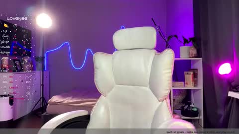 Snapshot of purple_baby chatting on 11/19/25, 01:00 Sasha wait you here 6 of November. will celebrate my B- day online show from 11/19/25, 01:00