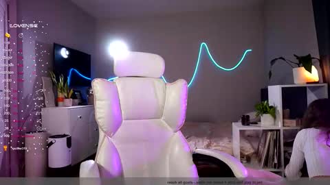 Snapshot of purple_baby chatting on 11/21/25, 01:54 Sasha wait you here 6 of November. will celebrate my B- day online show from 11/21/25, 01:54