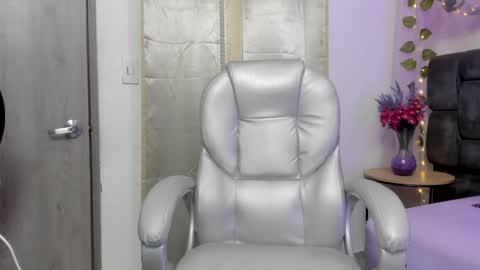 Snapshot of purplestar_ chatting on 01/19/25, 03:50 Sara online show from 01/19/25, 03:50