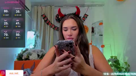 Snapshot of pussy__warrior chatting on 10/28/25, 01:58 Eva please thumbs up me online show from 10/28/25, 01:58