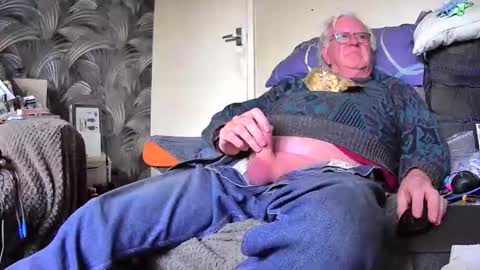 Snapshot of pusyrubber chatting on 10/11/25, 12:36 Genital sucker online show from 10/11/25, 12:36